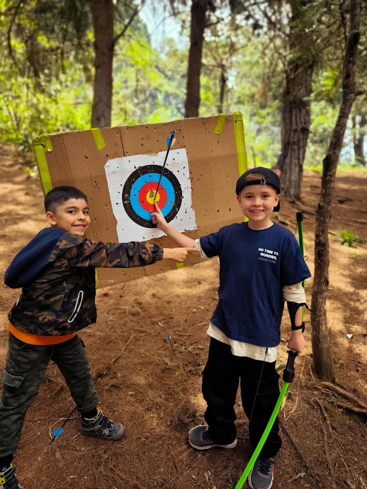 Participantes de Campamento Aventura en una actividad al aire libre